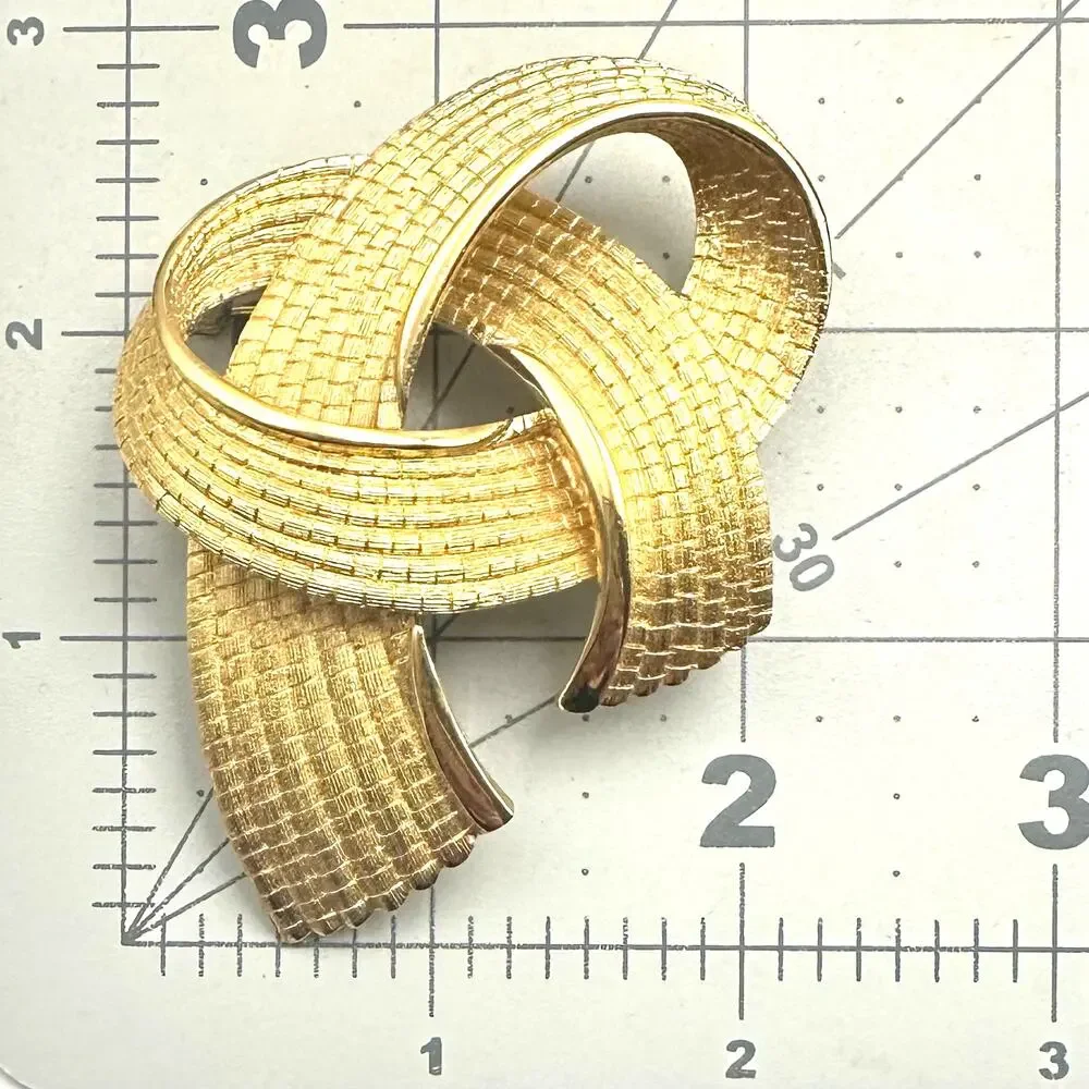 Monet signed vintage gold tone twisted rope ribbon textured 3D brooch